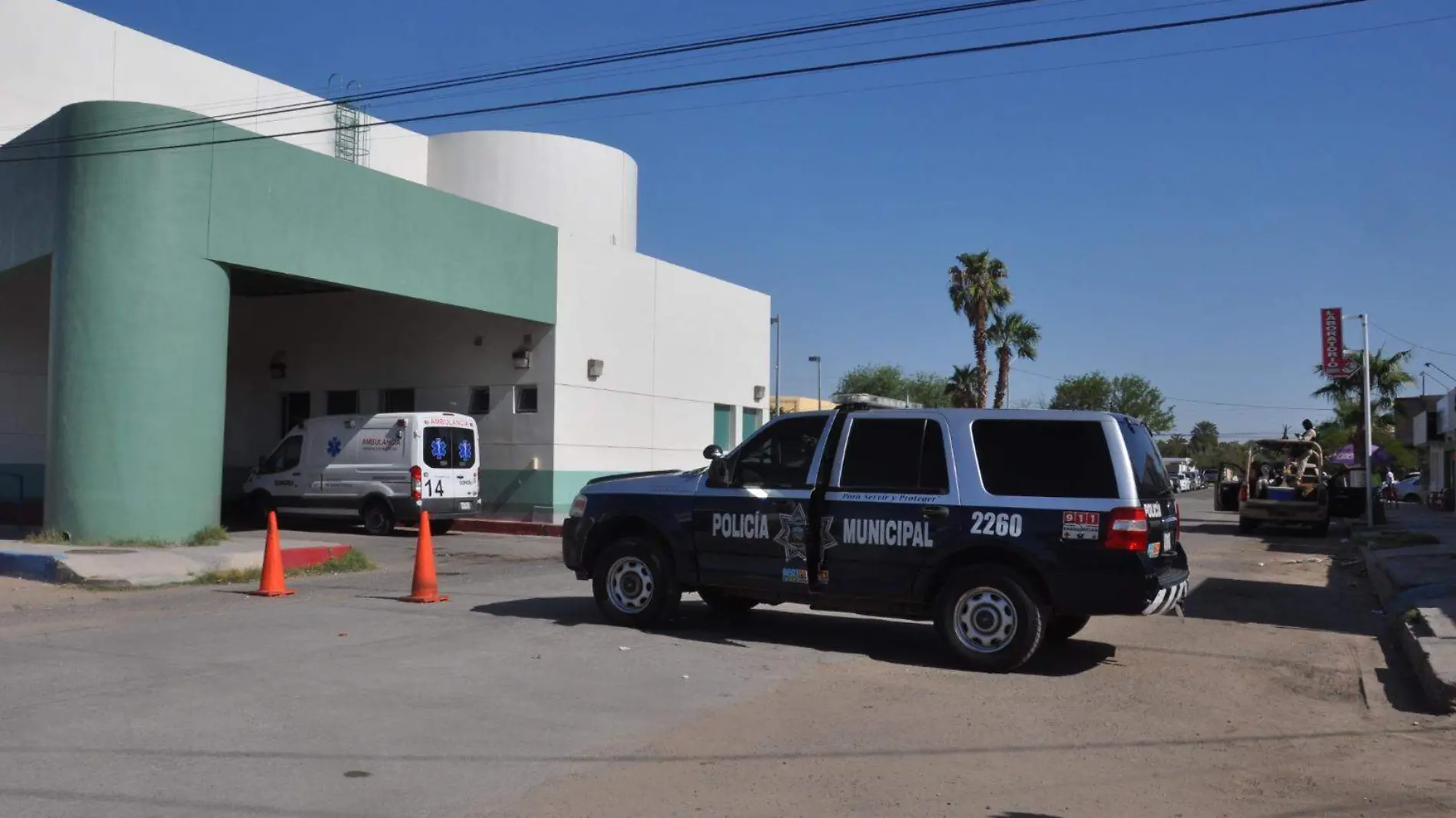 Sigue el cerco policíaco-militar en el Hospital General, donde están atendiendo al hombre que resultara gravemente herido en el enfrentamiento ocurrido por la avenida Sonora y calle 1